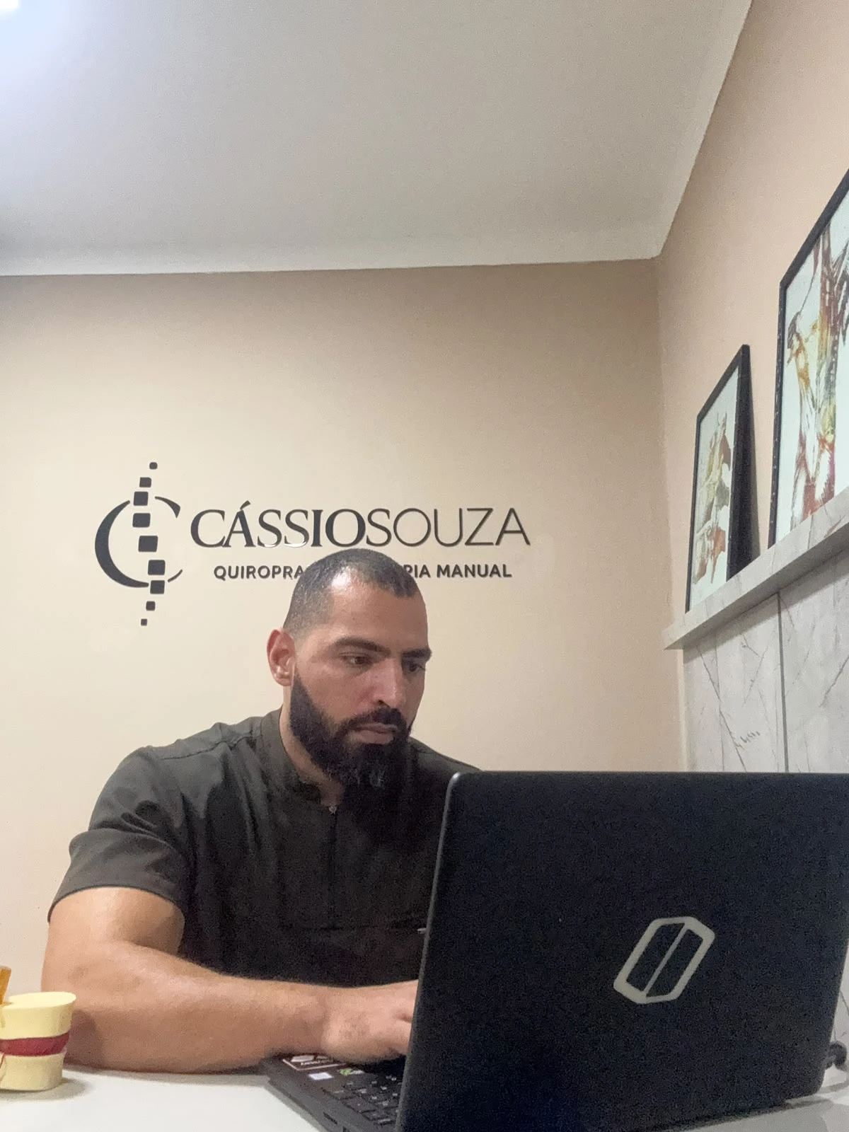 Atendimento clínico em maca para tratamento de coluna